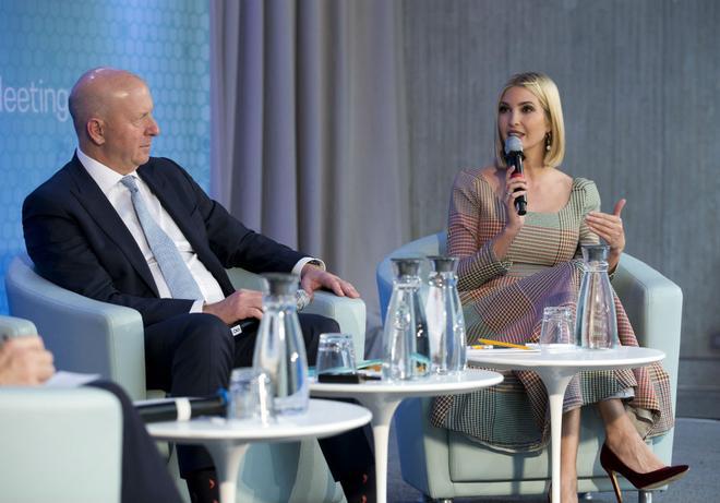 Ivanka Trump con vestido de estampado pata de gallo