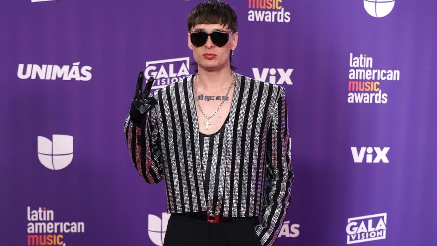 El cantante mexicano Peso Pluma posa en la alfombra roja de la novena edición de los premios Latin American Music Awards.