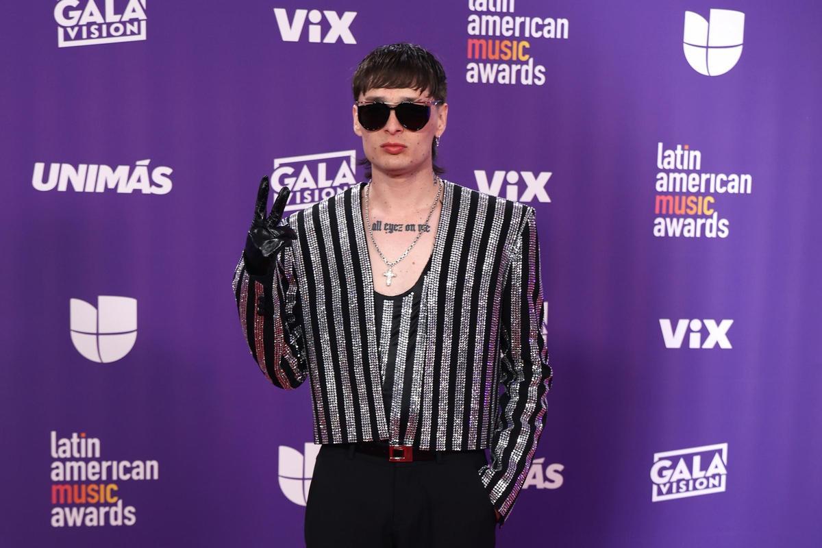 El cantante mexicano Peso Pluma posa en la alfombra roja de la novena edición de los premios Latin American Music Awards.