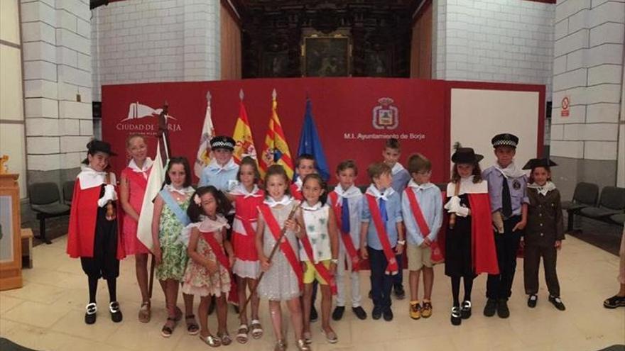 Niños y mayores reciben un cariñoso homenaje en las fiestas del Carmen