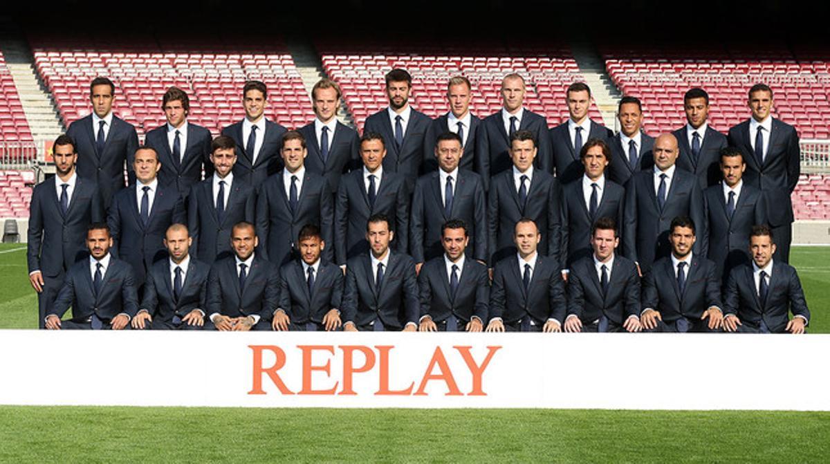 La foto oficial del Barça 2014-2015, con los 23 jugadores vestidos de calle, el cuerpo técnico y el presidente Bartomeu.