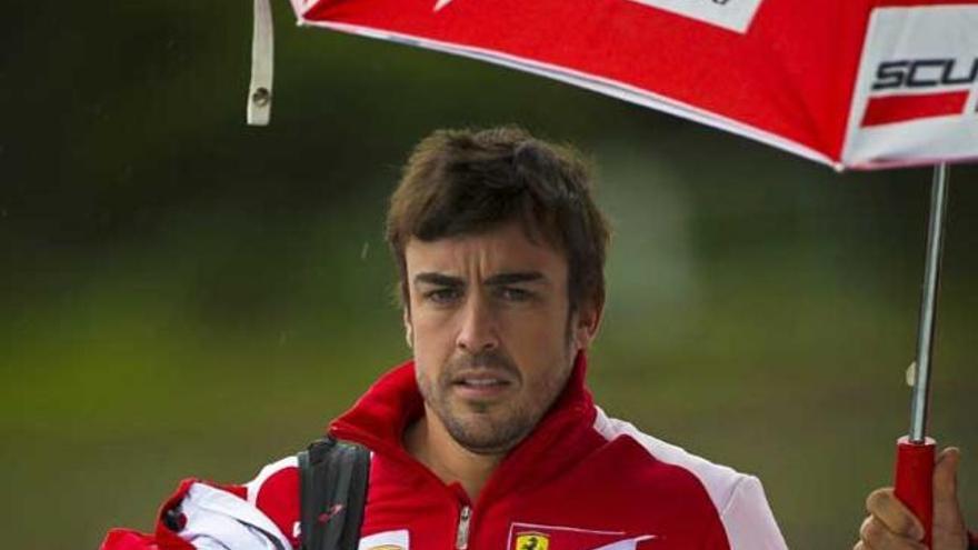 Fernando Alonso, bajo un paraguas en Canadá.