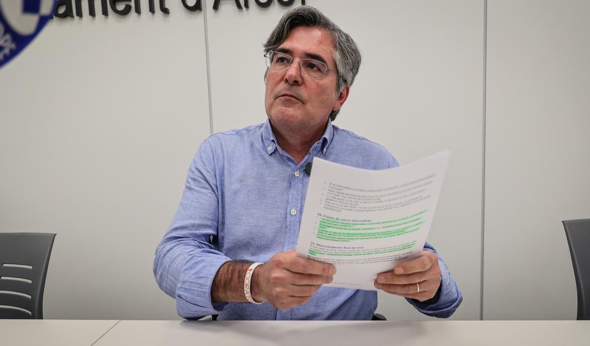 El portavoz del PP durante su intervención este lunes sobre las adjudicaciones irregulares