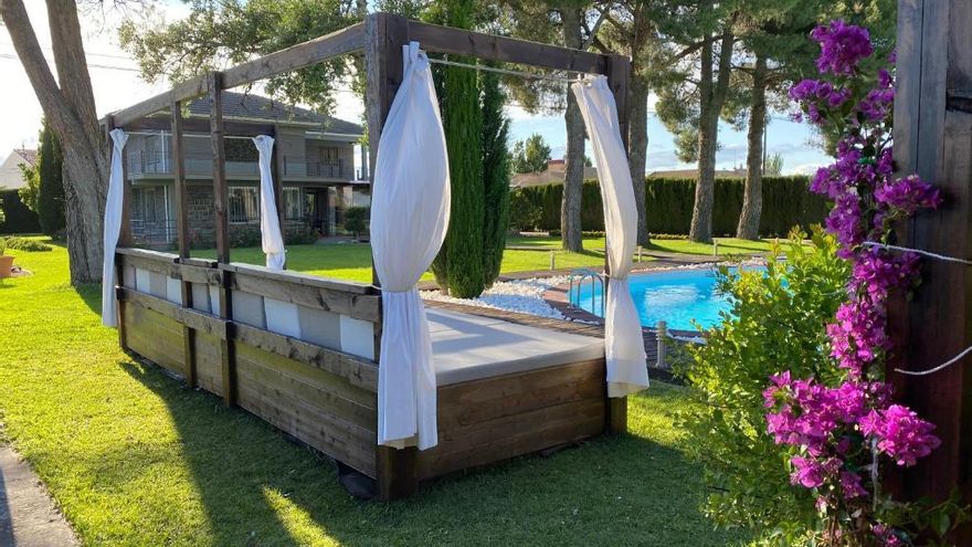 La villa de ensueño para una escapada con amigos en Aragón: piscina, jacuzzi, cerveza infinita y cine al aire libre