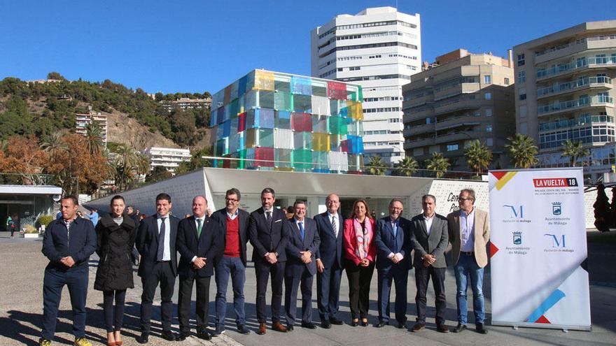 Foto de familia frente al Centre Pompidou, de representantes institucionales de los municipios que recorrerá La Vuelta y de la propia organización.