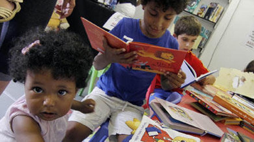 Los más pequeños disfrutando de la Feria del Libro // LORES