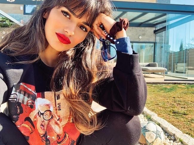 Sara Sálamo con sudadera de Zara en honor de Iris Apfel