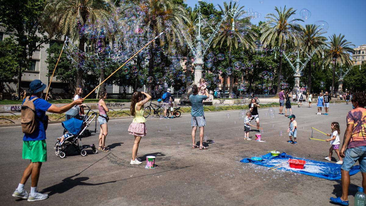 Ambiente cerca de Arc de Triomf, en Barcelona, en un día caluroso.