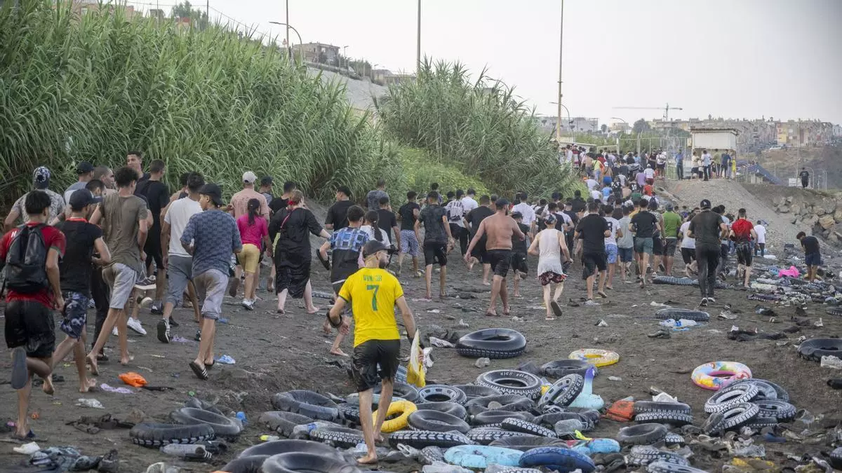 La Guardia Civil cifra en 49.000 las personas que ya han entrado en Ceuta desde Marruecos