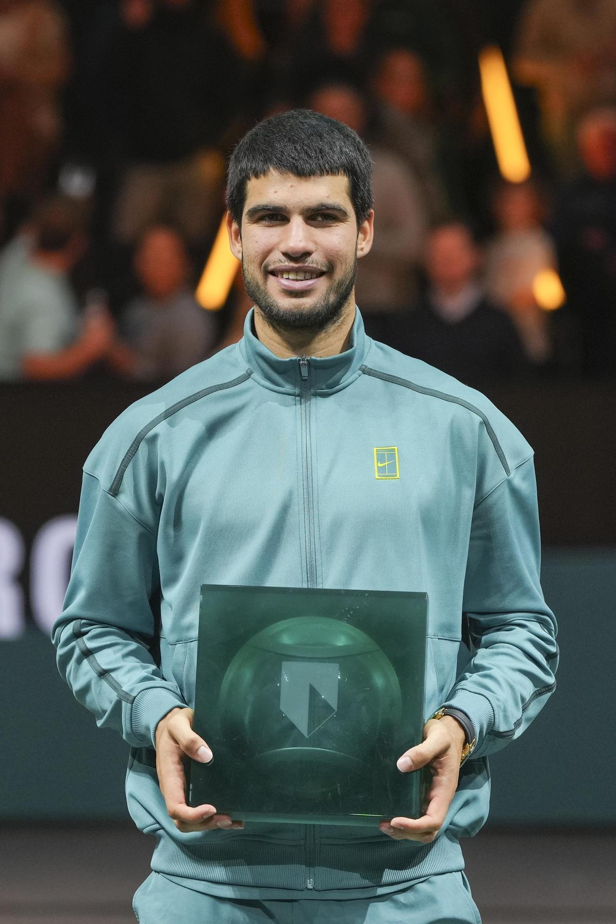 Carlos Alcaraz, con el trofeo de campeón en Rotterdam