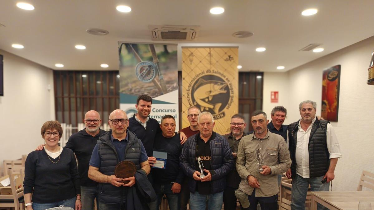 Luís, terceiro pola esquerda, xunto co resto de premiados no concurso de pesca