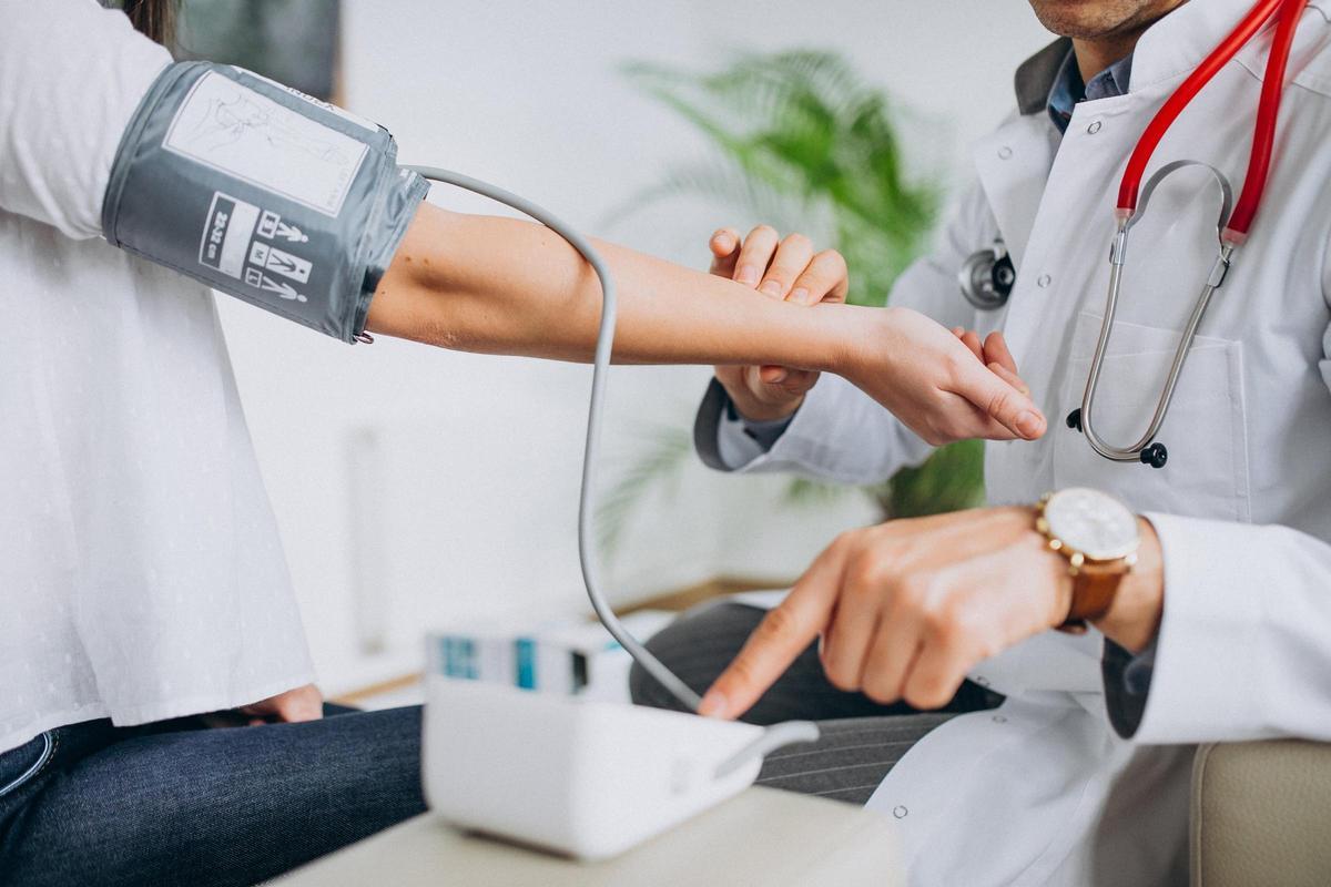 Un paciente está siendo tratado por el médico