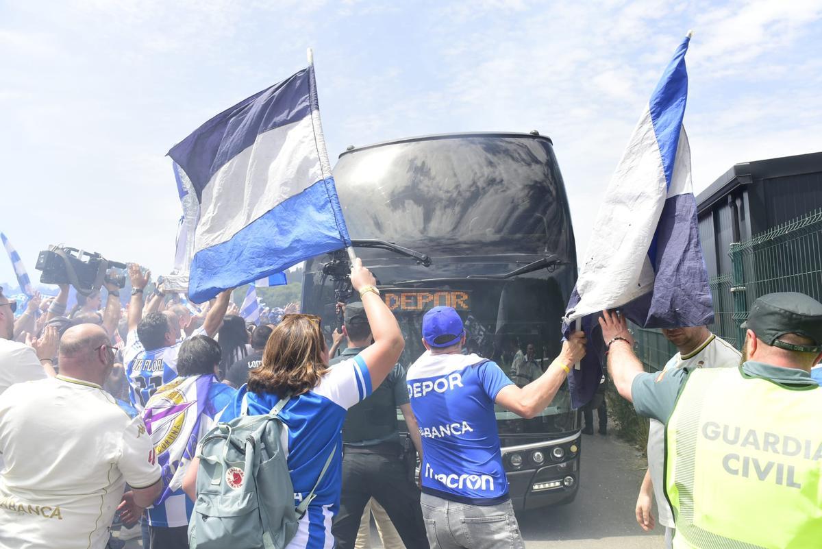 Así fue la salida del Deportivo camino de Valladolid con sus aficionados despidiéndole