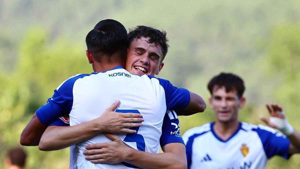 Pinilla se abraza a Pereira, con Pau Sans por detrás, tras el tanto del primero ante el Utebo en Boltaña.