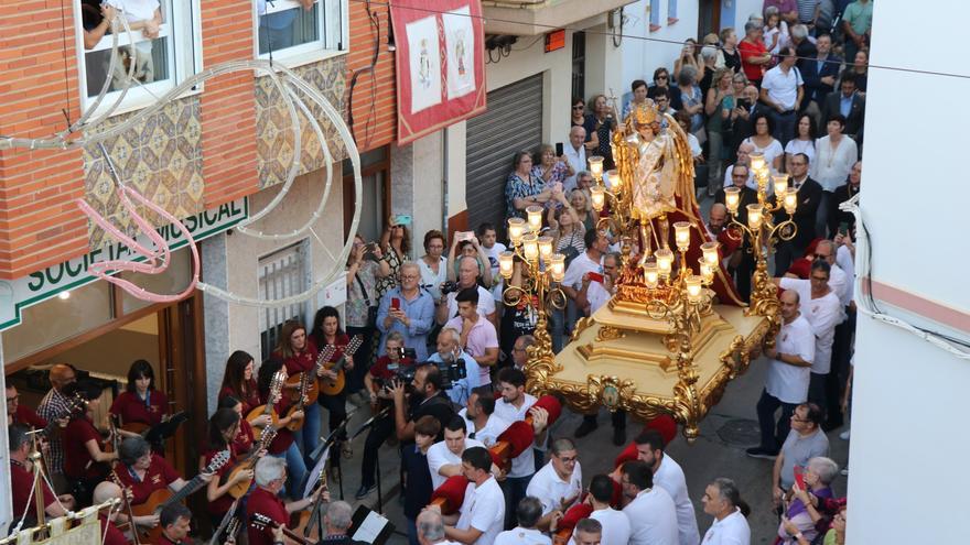 Llíria celebra su día grande en el encuentro entre Sant Miquel y Sant Vicent
