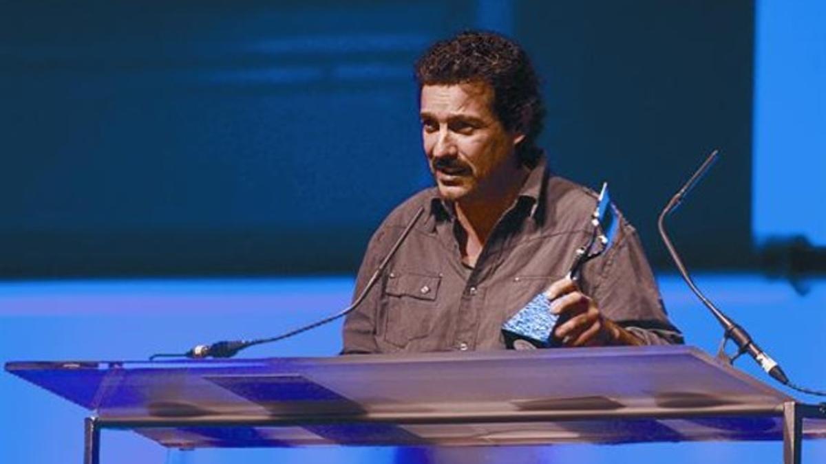 El actor Marc Cartes, ayer por la noche en Barcelona, tras recibir el Premio Zapping.