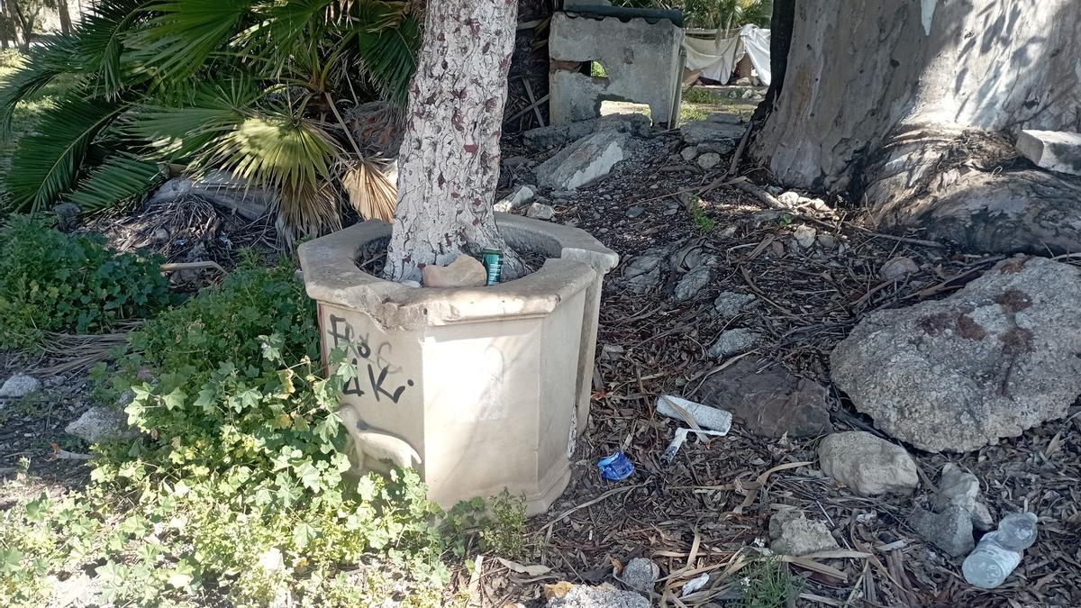 El brocal del pozo, roto, pintado y abandonado, esta semana en los Baños del Carmen.