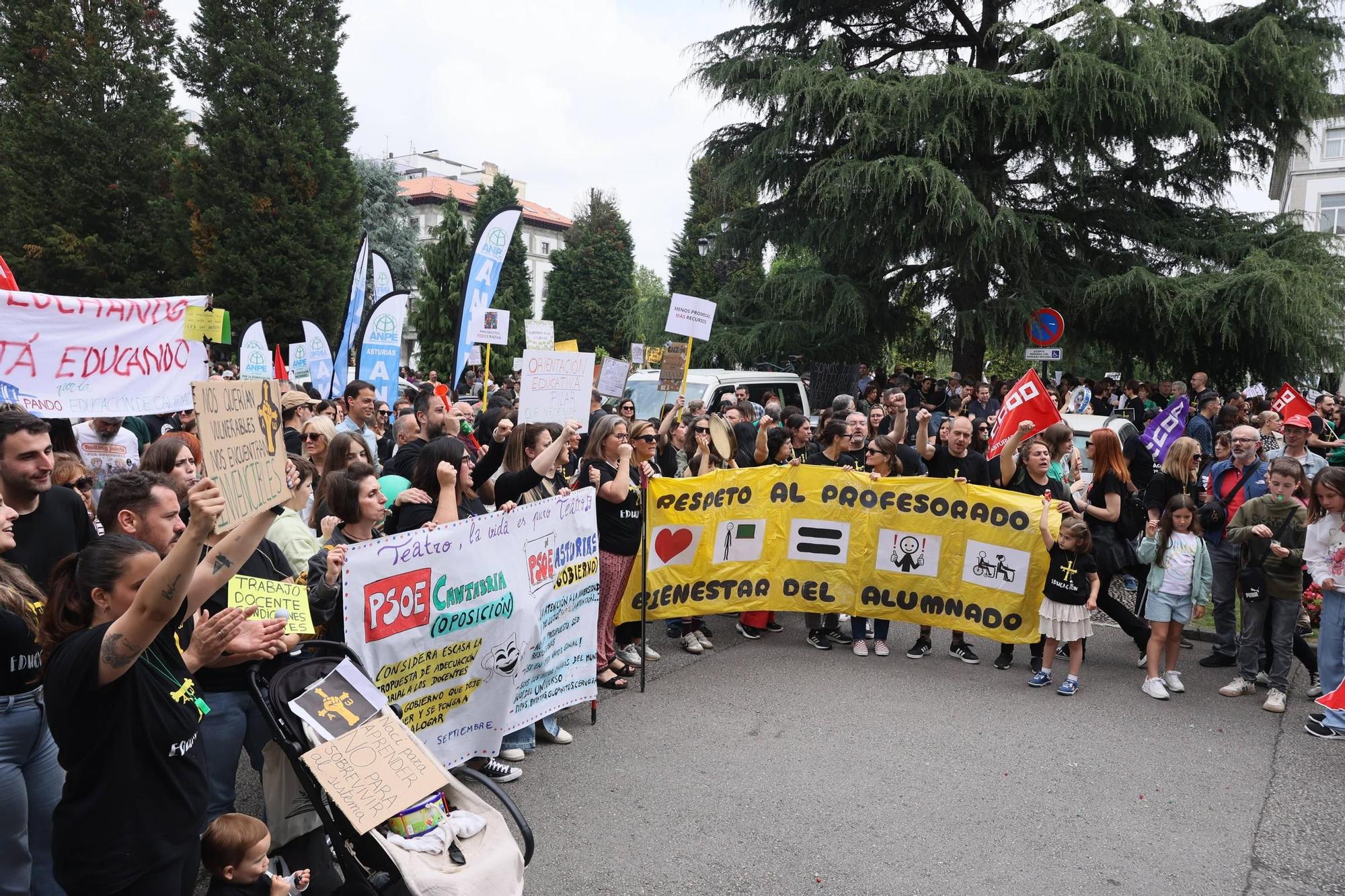 EN IMÁGENES: La gran movilización de profesores de este domingo en Oviedo