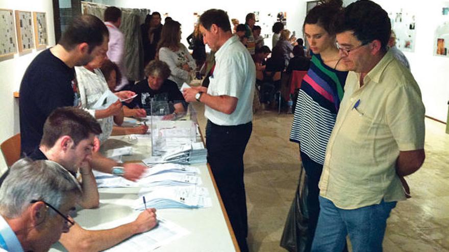 Joan Simonet asiste al recuento de votos en uno de los colegios electorales.