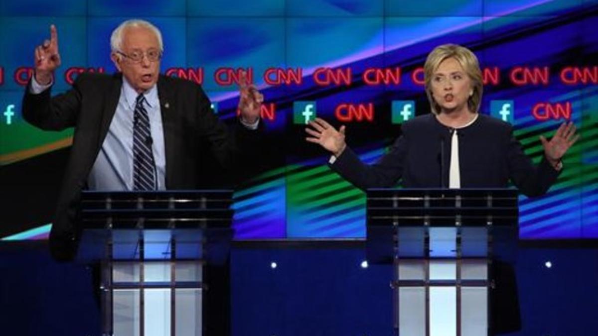 Primer debate8 Los candidatos demócratas, Hillary Clinton y Bernie Sanders, en Las Vegas.