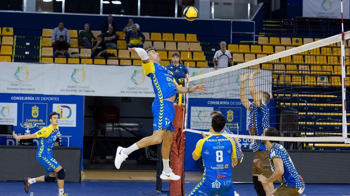 Borja Ruiz remata por el centro de la red en el choque del Guaguas ante el Herrsching