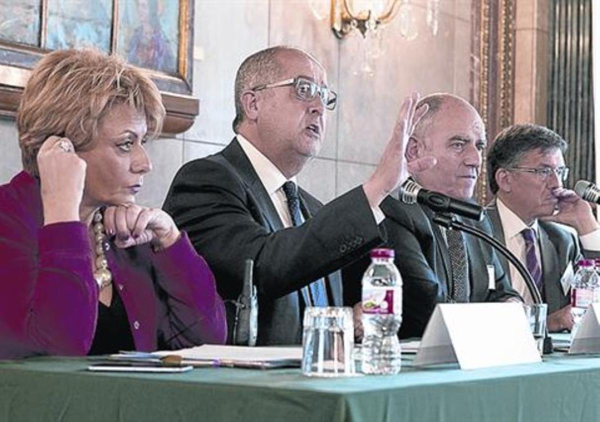 Trobada 8 Puig i Bombardó (al centre) presideixen la jornada. Trobada 8 Puig i Bombardó (al centre) presideixen la jornada.