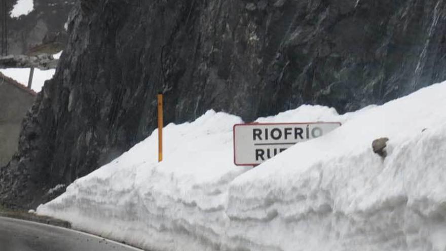 Acumulación de nieve en la vertiente allerana del puerto de San Isidro, ayer.