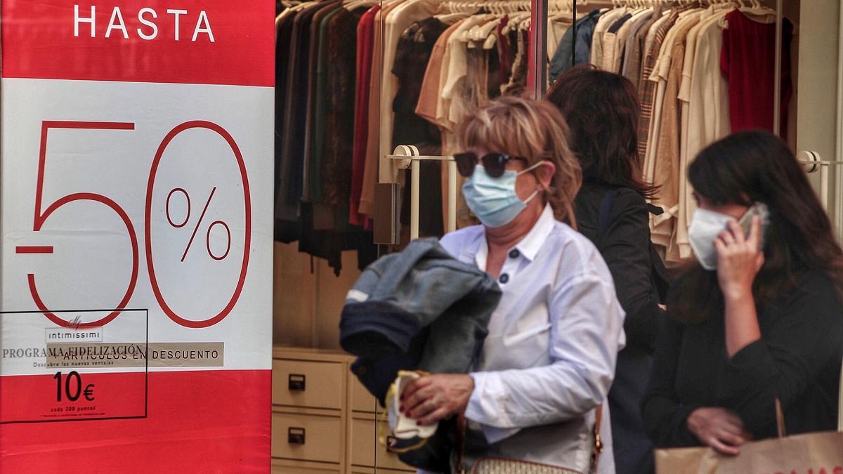 Dos mujeres pasean por la calle Castillo en el primer día de rebajas.