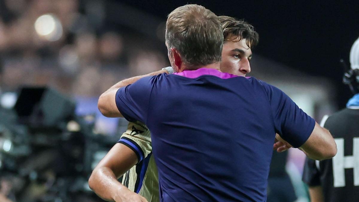 Hansi Flick abraza a Guille Fernández