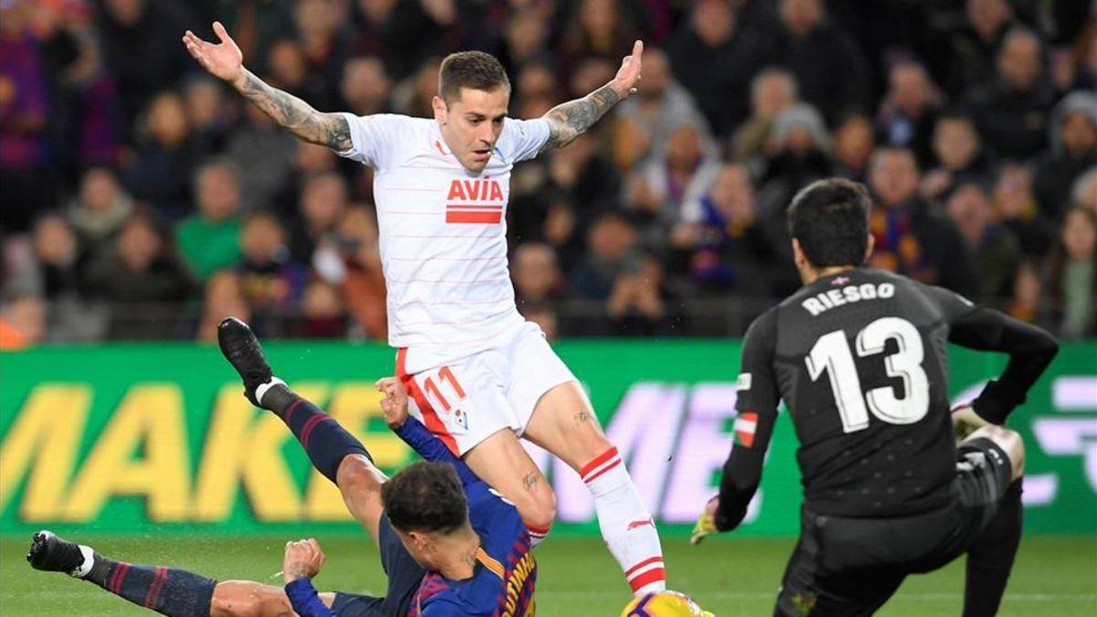 Rubén Peña protege el balón en un duelo ante el Barça.