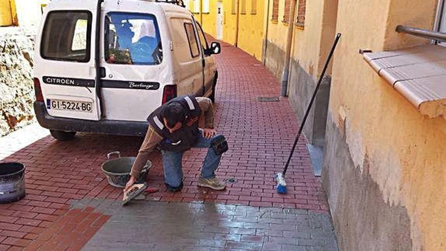 Palamós Rejunten els panots de diversos carrers