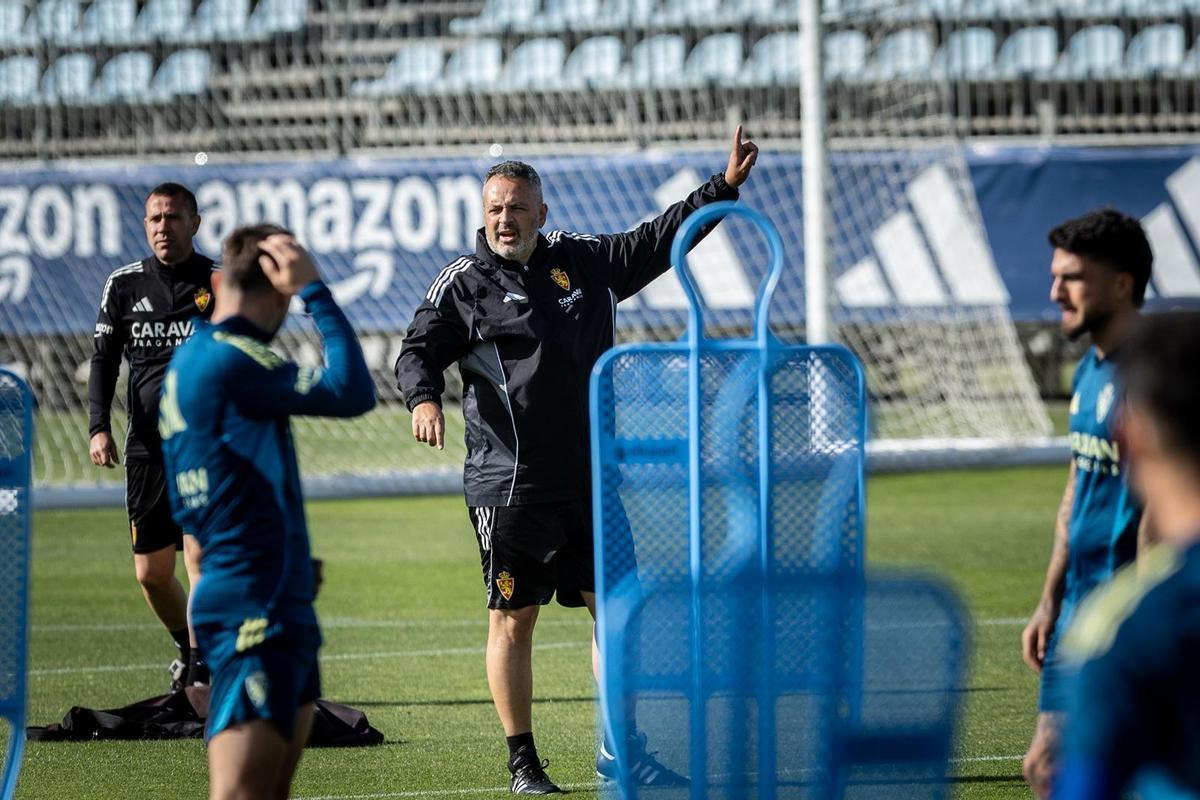 David Navarro da instrucciones en el entrenamiento.