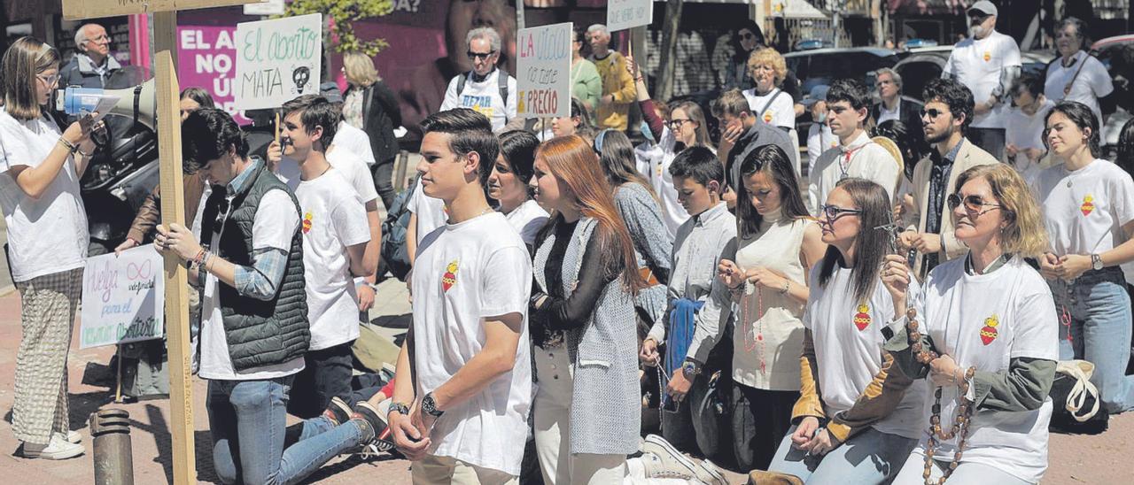 Manifestantes antiabortistas rezan durante la concentración que se celebró en Madrid el pasado fin de semana.  | XAVIER AMADO