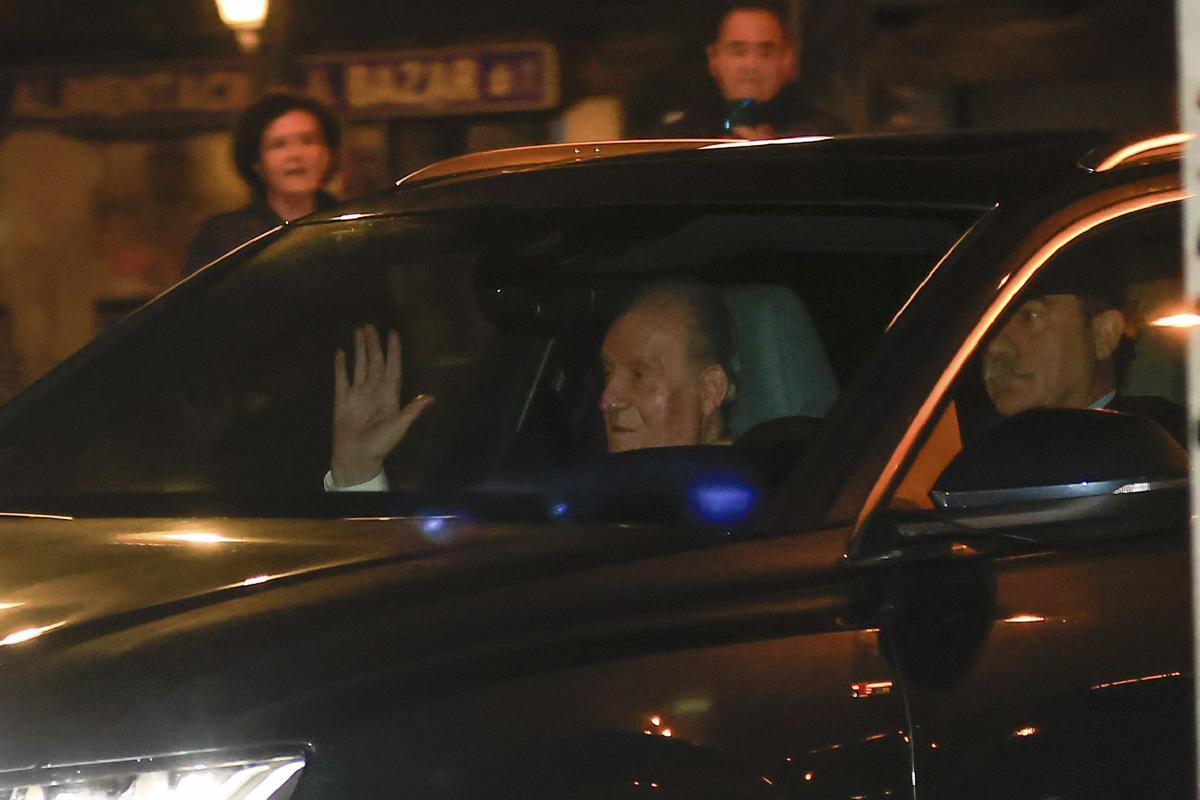 El rey emérito Juan Carlos saluda a su llegada a la fiesta de cumpleaños de la princesa Leonor