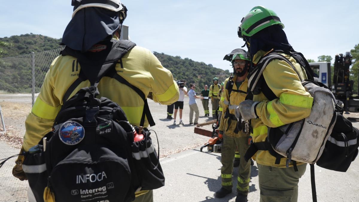 Un millar de efectivos trabajan para controlar el fuego de Sierra Bermeja