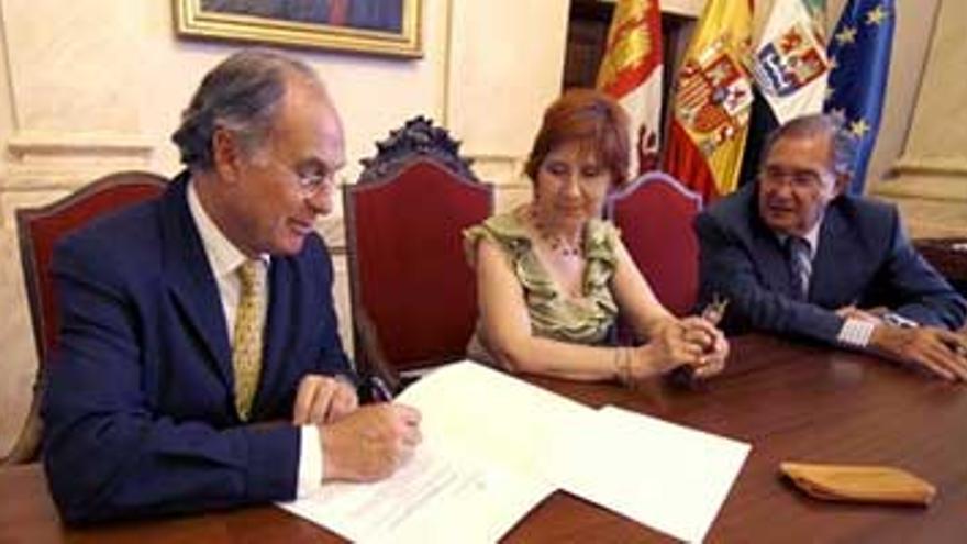 El Ayuntamiento de Cáceres y Caja de Extremadura firman una operación de crédito por cinco millones de euros