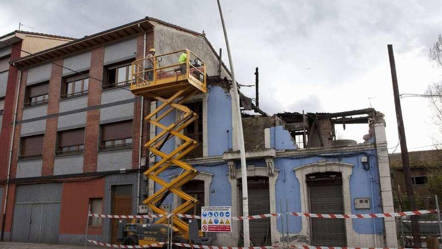 Los trabajos de demolición de un edificio incluido en los anteriores planes de derribo.