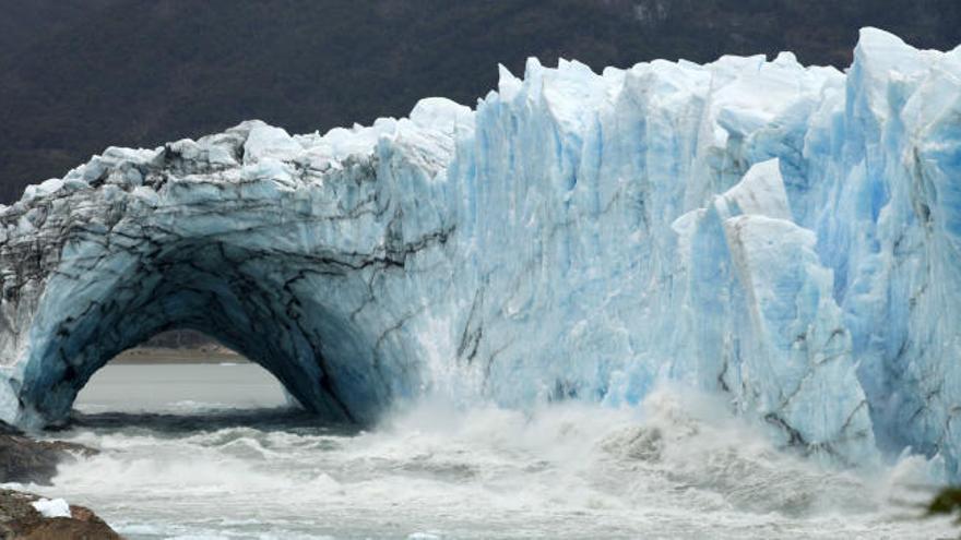 El arco del glaciar Perito Moreno se rompe de noche