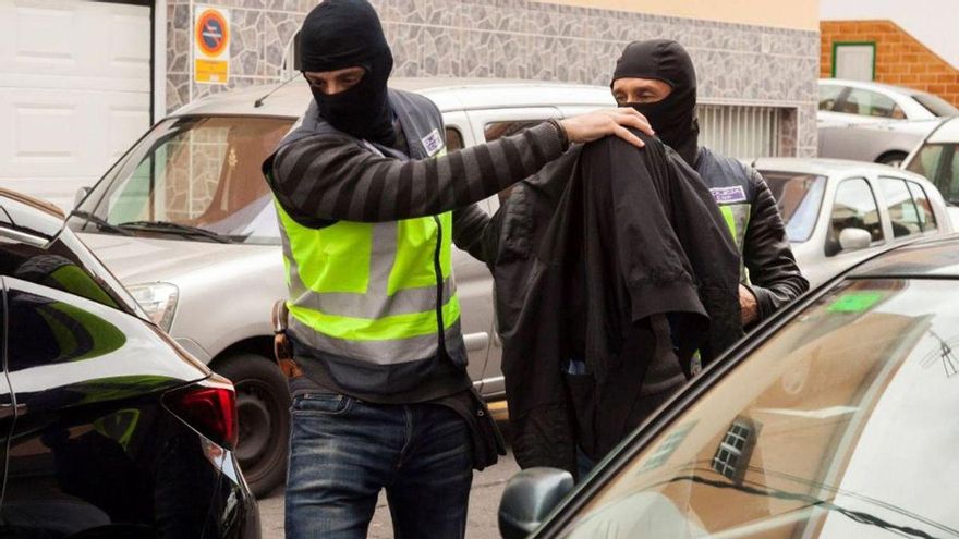 Policías nacionales trasladan a uno de los detenidos en San Isidro en mayo del 2018.