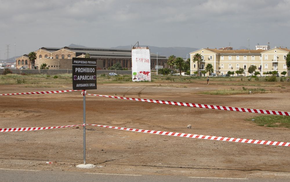 El cierre del malecón del Port de Sagunt dificulta el aparcamiento junto a la playa