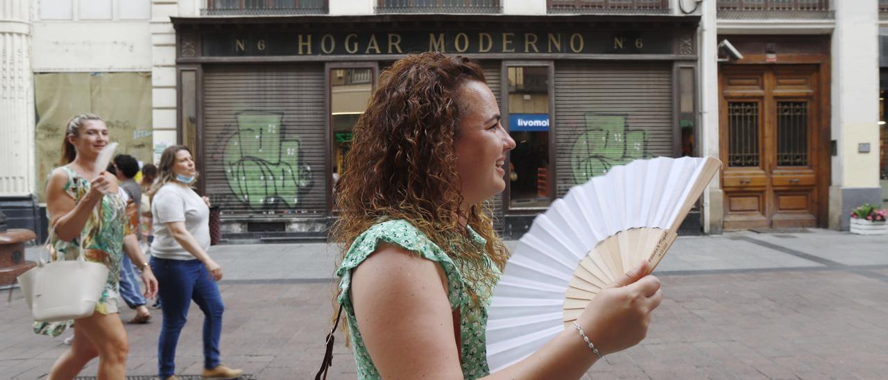 Una joven se abanica este pasado fin de semana para aliviar el calor extremo vivido en Zaragoza.