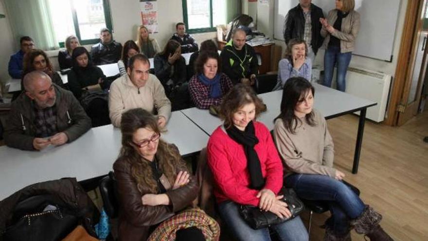 Los locales sindicales de Vilagarcía acogieron ayer e mediodía una asamblea de trabajadores.  // J. L. Oubiña