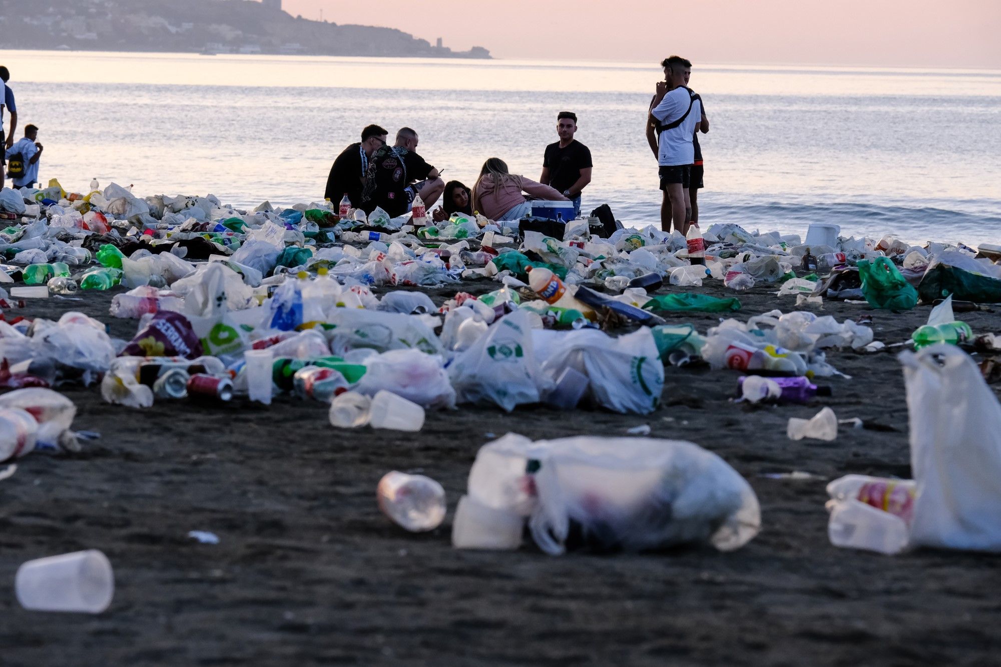 Toneladas de basura se acumulan en la playa tras celebrar la Noche de San Juan