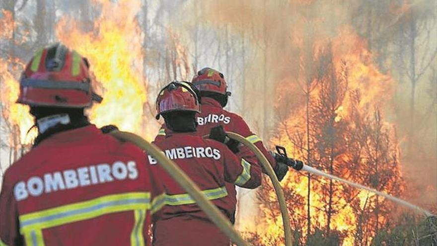 Portugal lucha contra el incendio más complicado de este verano
