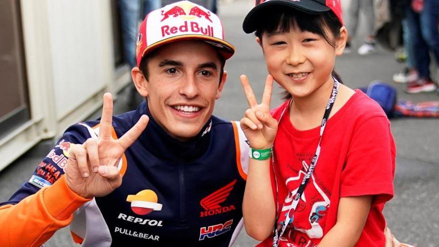 Marc Márquez posa con una joven aficionada en Motegi.