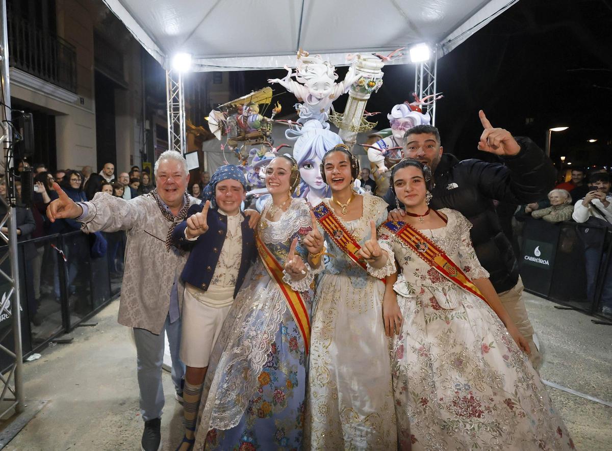 Falleras mayores, presidentes y artista fallero celebran el triunfo frente al monumento infantil de ESpartero.