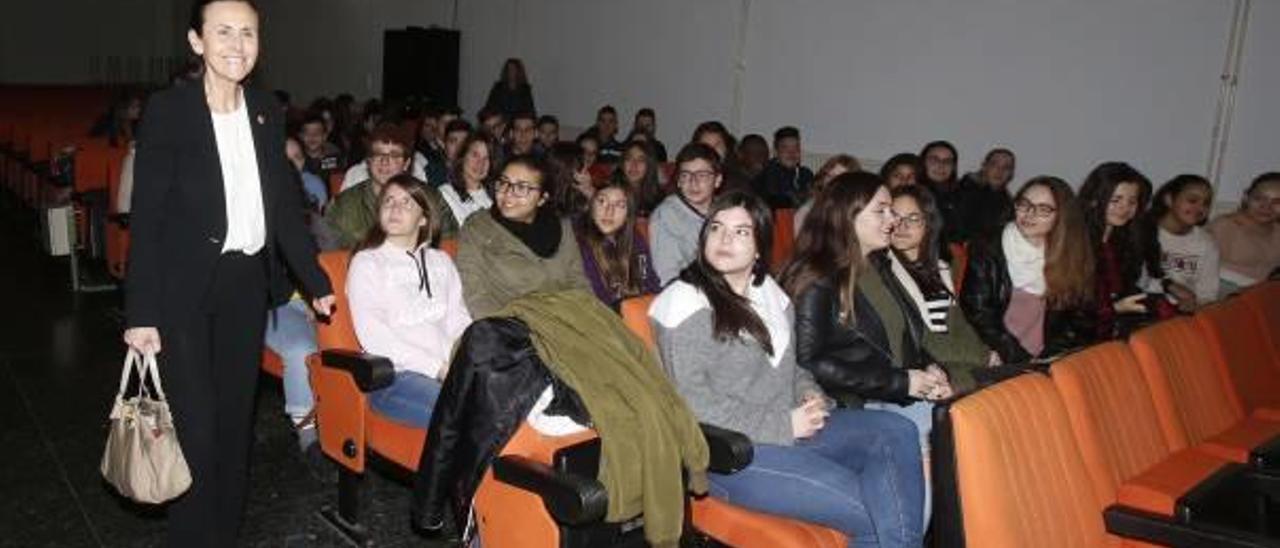 Pilar de la Oliva atendió ayer a los alumnos de 4.º de ESO del IES Josep Maria Parra.