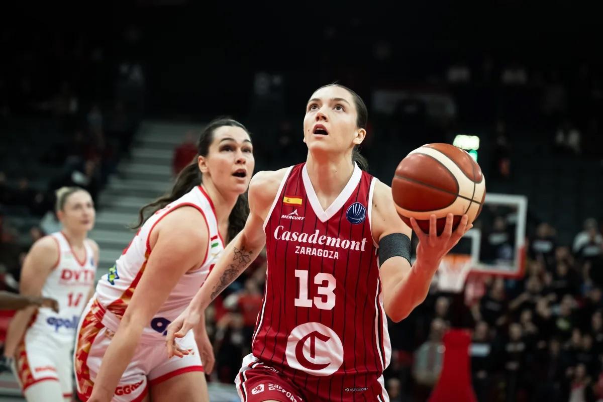 Helena Pueyo busca la canasta en el duelo ante el DVTK