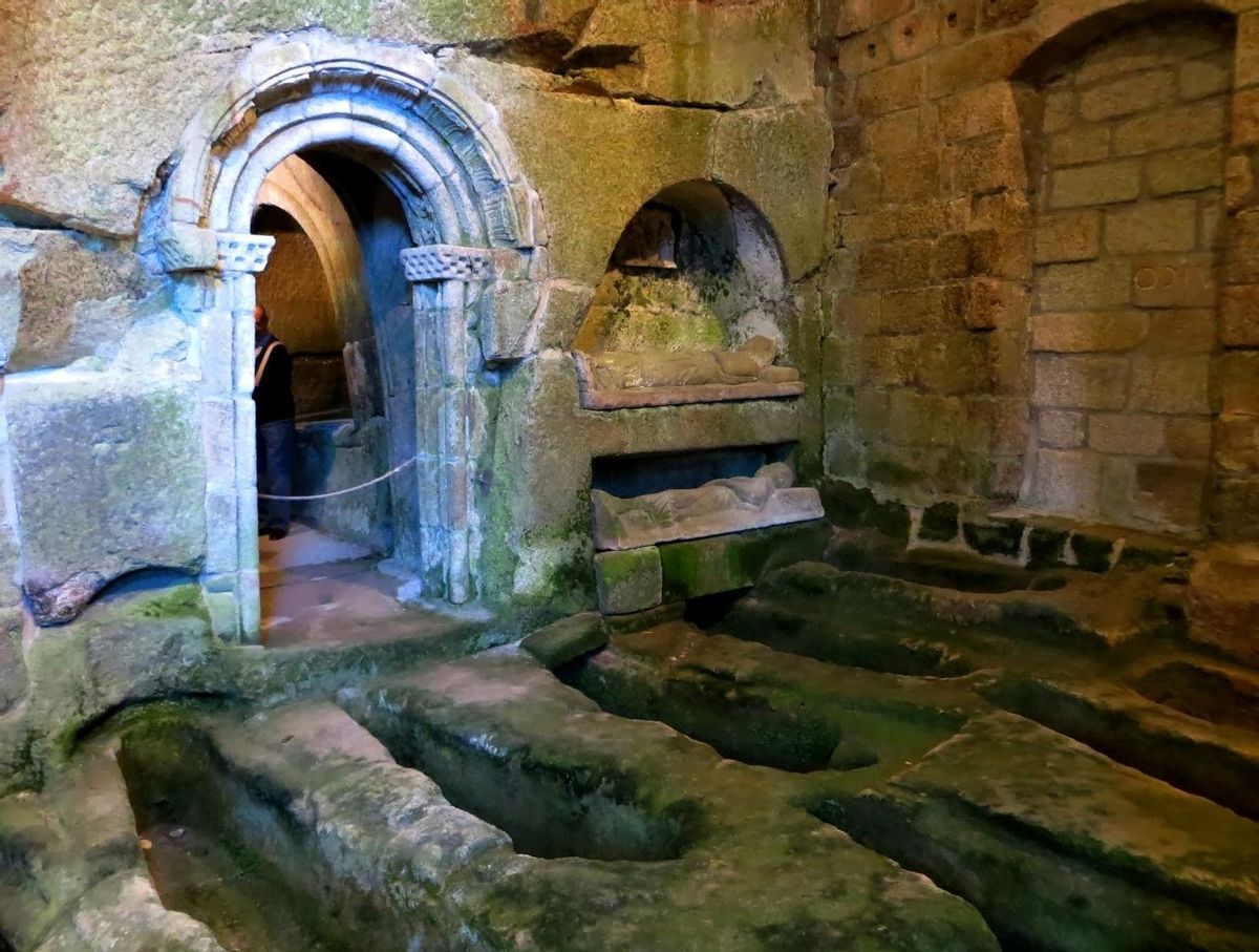 Tumbas antropomorgas en la iglesia del monastrio de San Pedro de Rocas.