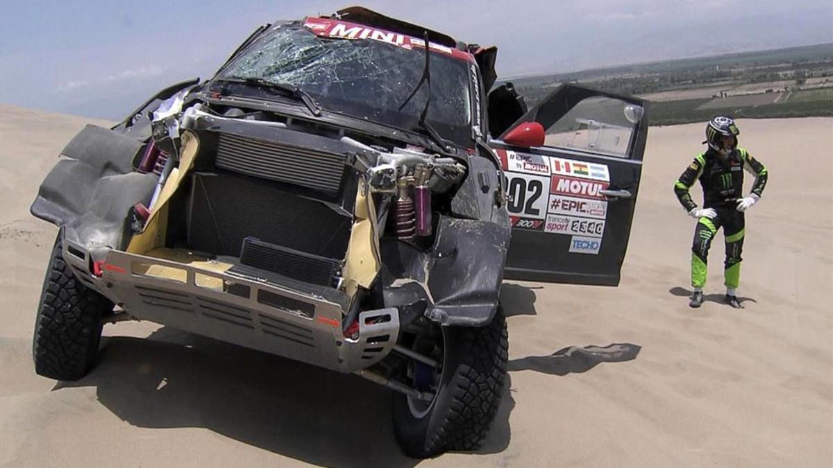 Nani Roma, aturdido al lado de su coche tras el accidente